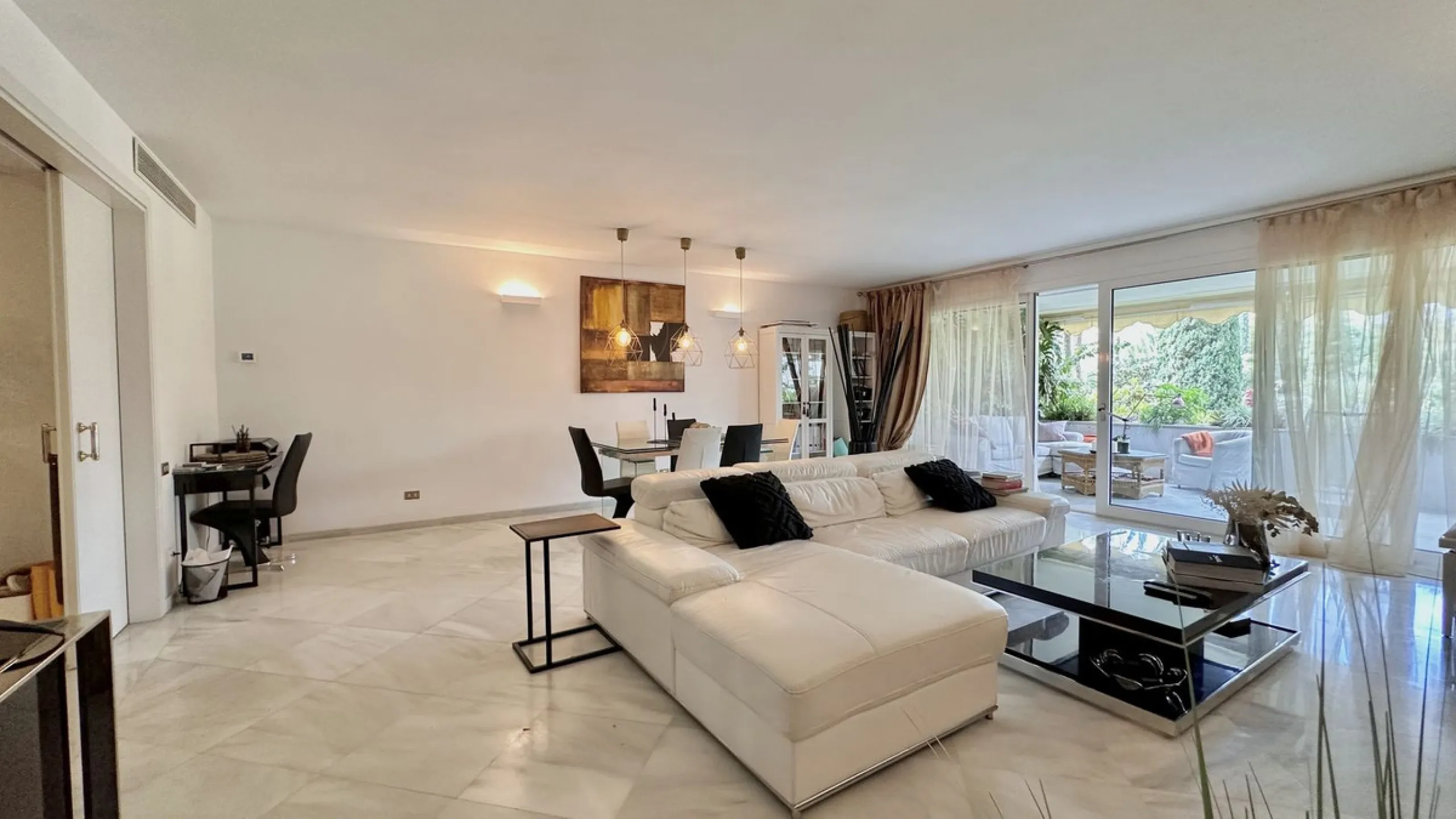 Apartment - Middle Floor Apartment в продаже в Marbella, Málaga. В доме 3 спален и 3 ванных комнат. Площадь дома 190 м²