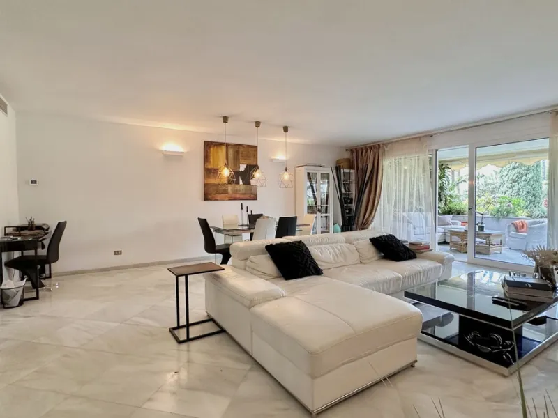 Apartment - Middle Floor Apartment в продаже в Marbella, Málaga. В доме 3 спален и 3 ванных комнат. Площадь дома 190 м²