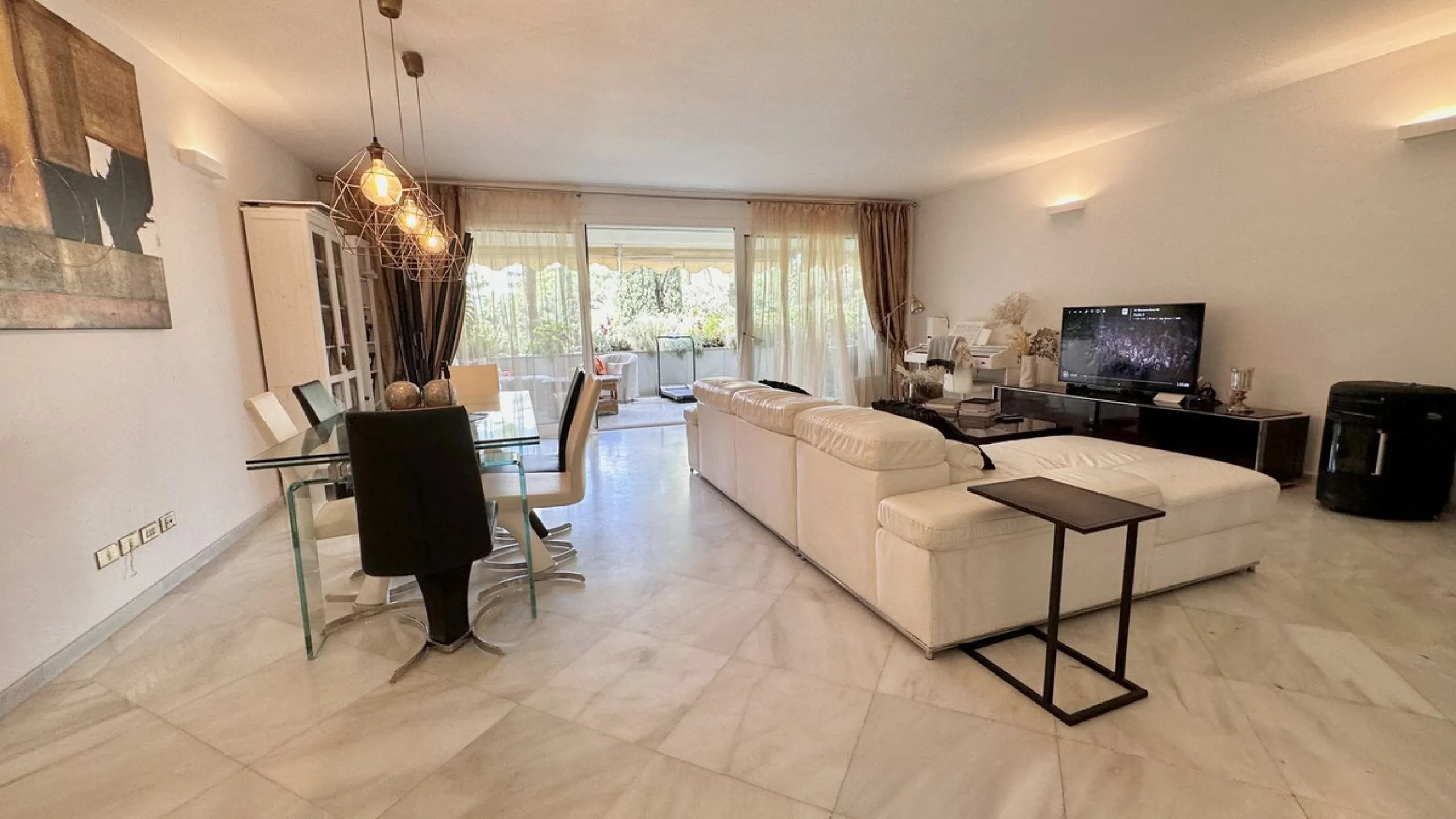 Apartment - Middle Floor Apartment в продаже в Marbella, Málaga. В доме 3 спален и 3 ванных комнат. Площадь дома 190 м²