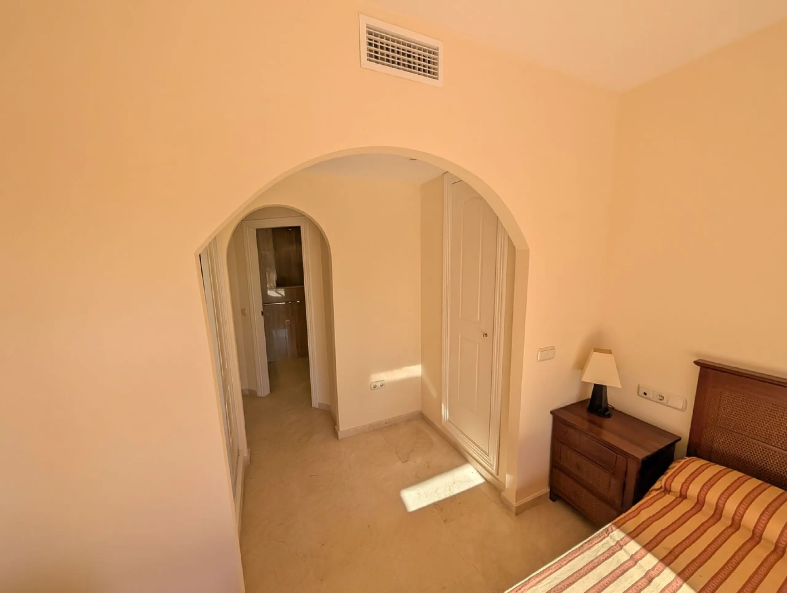 Apartment - Middle Floor Apartment в продаже в Marbella, Málaga. В доме 3 спален и 2 ванных комнат. Площадь дома 162 м²