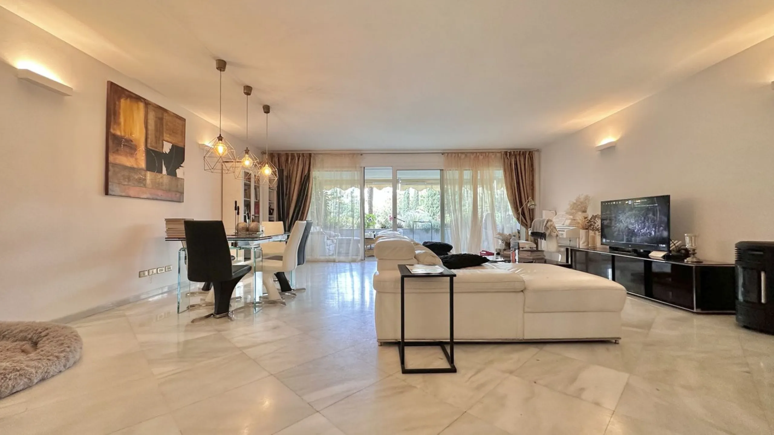 Apartment - Middle Floor Apartment в продаже в Marbella, Málaga. В доме 3 спален и 3 ванных комнат. Площадь дома 190 м²
