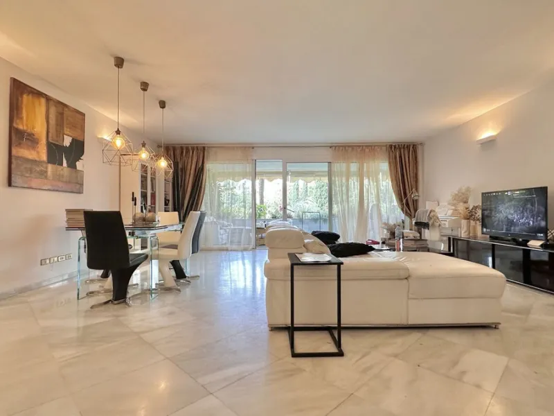 Apartment - Middle Floor Apartment в продаже в Marbella, Málaga. В доме 3 спален и 3 ванных комнат. Площадь дома 190 м²