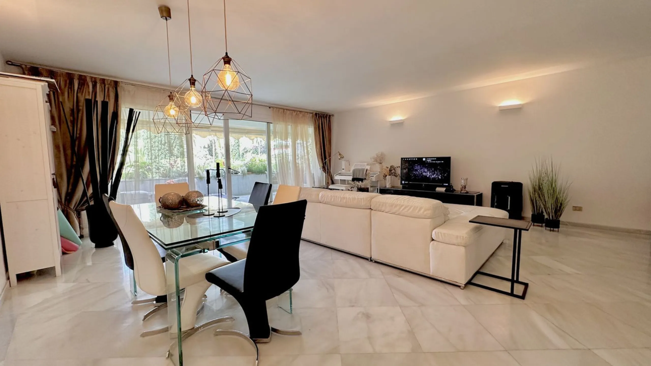 Apartment - Middle Floor Apartment в продаже в Marbella, Málaga. В доме 3 спален и 3 ванных комнат. Площадь дома 190 м²
