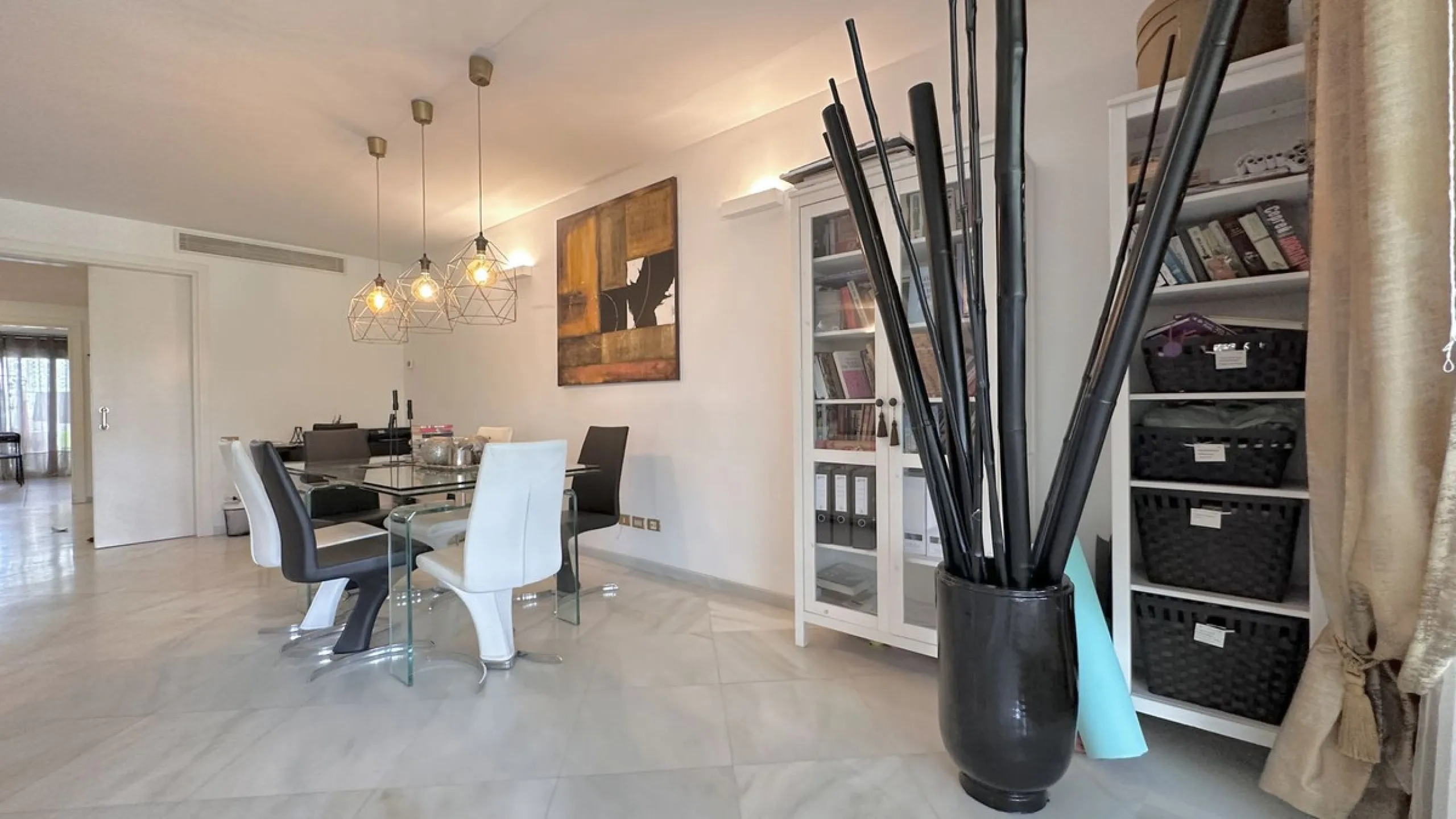 Apartment - Middle Floor Apartment в продаже в Marbella, Málaga. В доме 3 спален и 3 ванных комнат. Площадь дома 190 м²