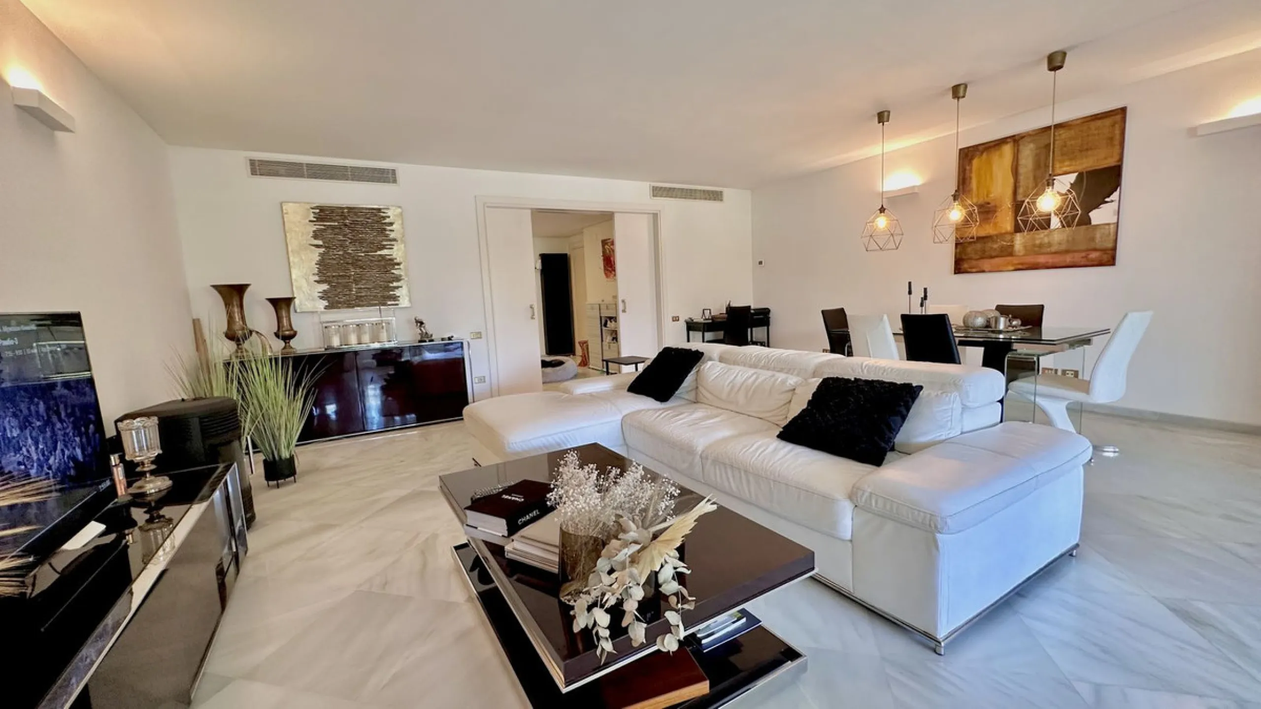 Apartment - Middle Floor Apartment в продаже в Marbella, Málaga. В доме 3 спален и 3 ванных комнат. Площадь дома 190 м²