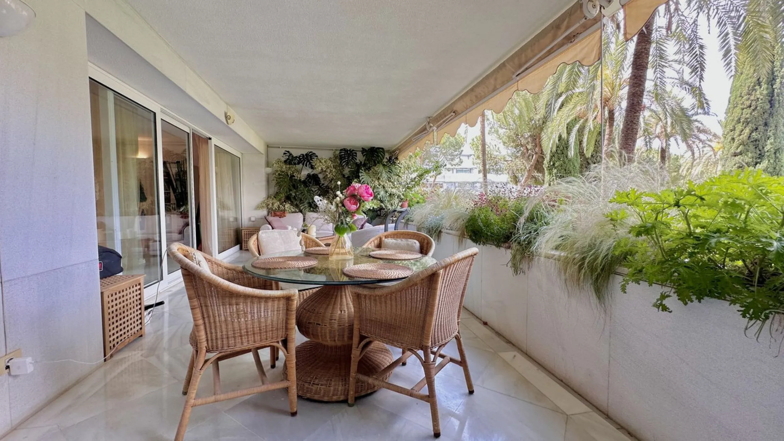 Apartment - Middle Floor Apartment в продаже в Marbella, Málaga. В доме 3 спален и 3 ванных комнат. Площадь дома 190 м²