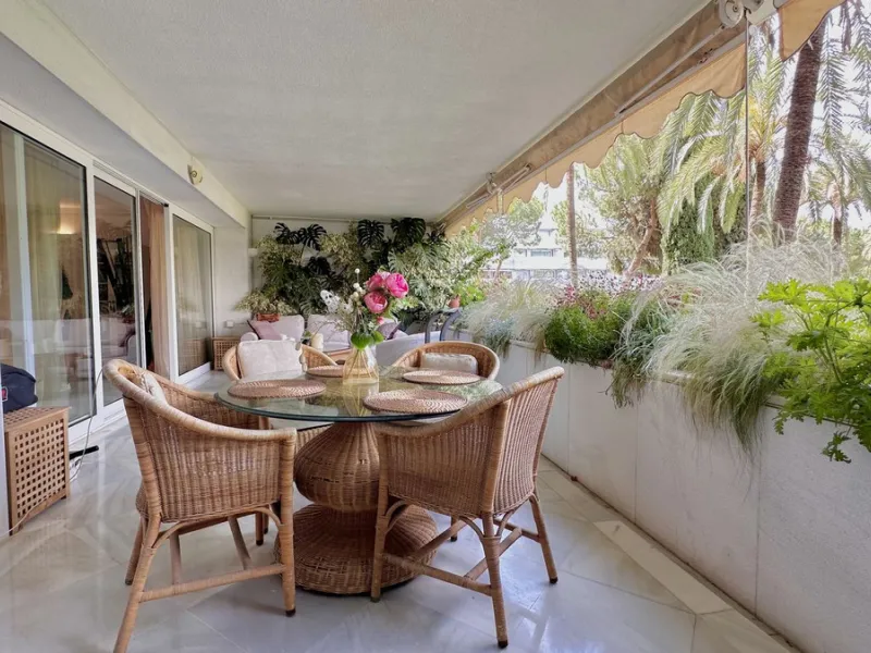 Apartment - Middle Floor Apartment в продаже в Marbella, Málaga. В доме 3 спален и 3 ванных комнат. Площадь дома 190 м²