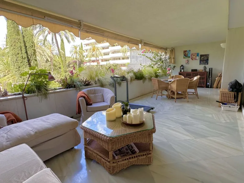Apartment - Middle Floor Apartment в продаже в Marbella, Málaga. В доме 3 спален и 3 ванных комнат. Площадь дома 190 м²