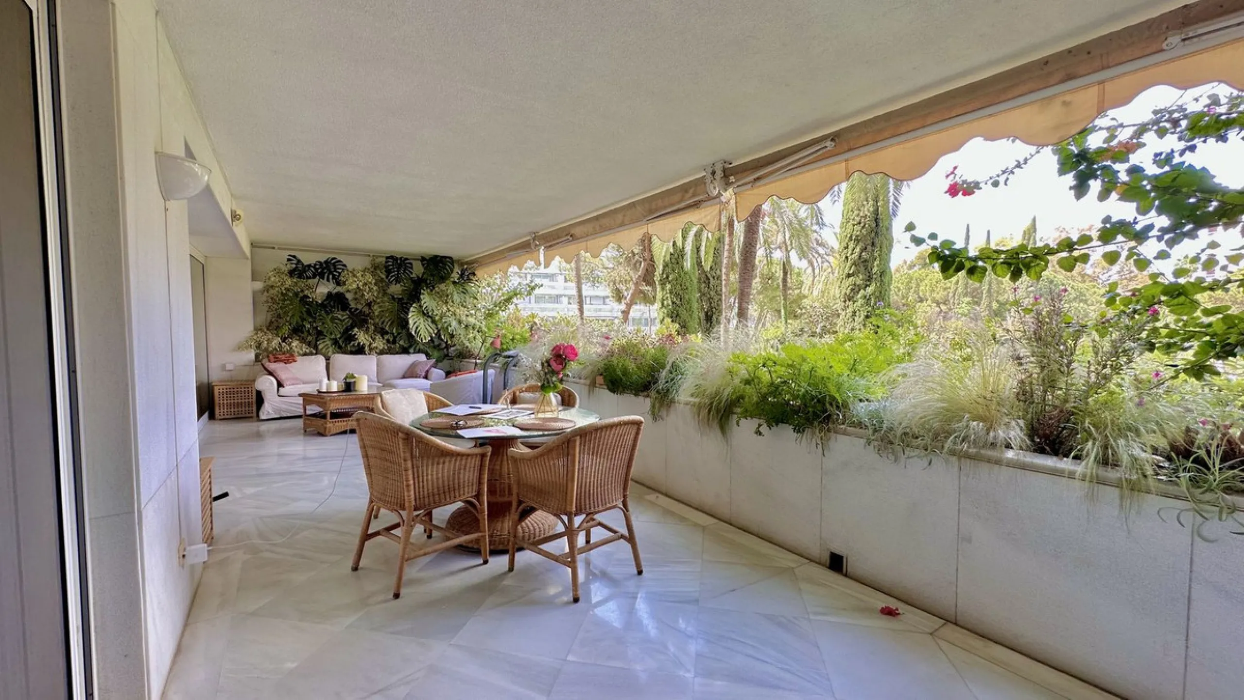 Apartment - Middle Floor Apartment в продаже в Marbella, Málaga. В доме 3 спален и 3 ванных комнат. Площадь дома 190 м²