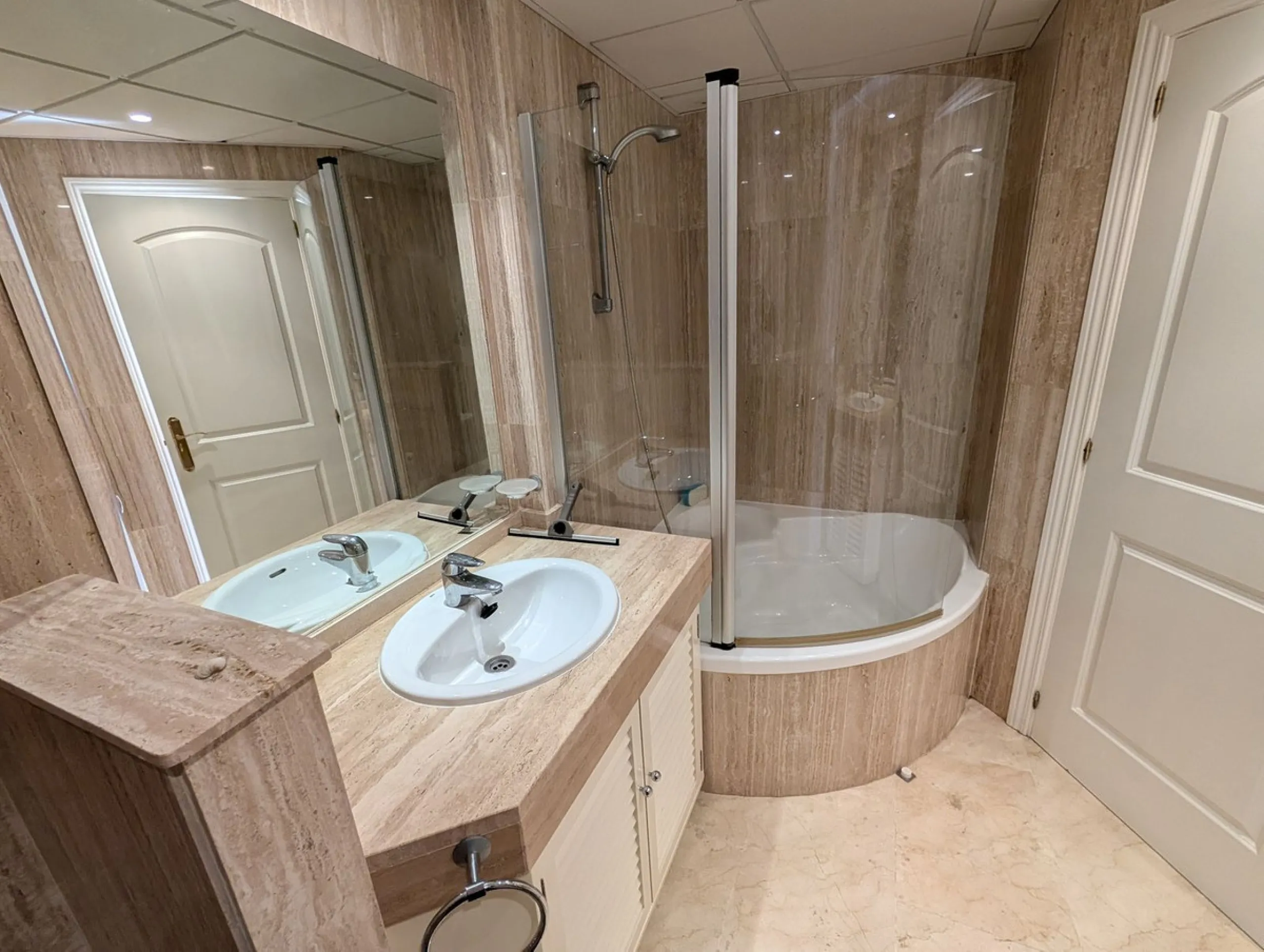 Apartment - Middle Floor Apartment в продаже в Marbella, Málaga. В доме 3 спален и 2 ванных комнат. Площадь дома 162 м²