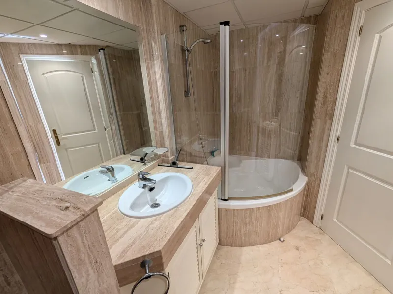 Apartment - Middle Floor Apartment в продаже в Marbella, Málaga. В доме 3 спален и 2 ванных комнат. Площадь дома 162 м²