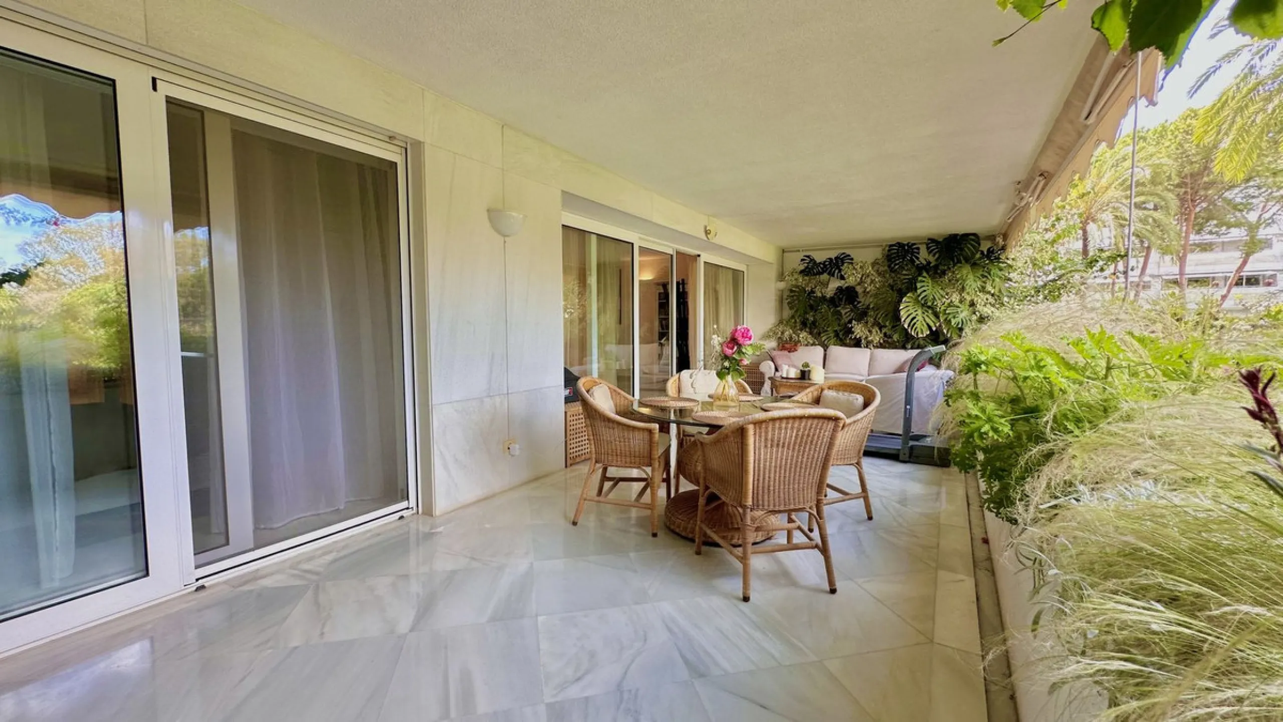 Apartment - Middle Floor Apartment в продаже в Marbella, Málaga. В доме 3 спален и 3 ванных комнат. Площадь дома 190 м²