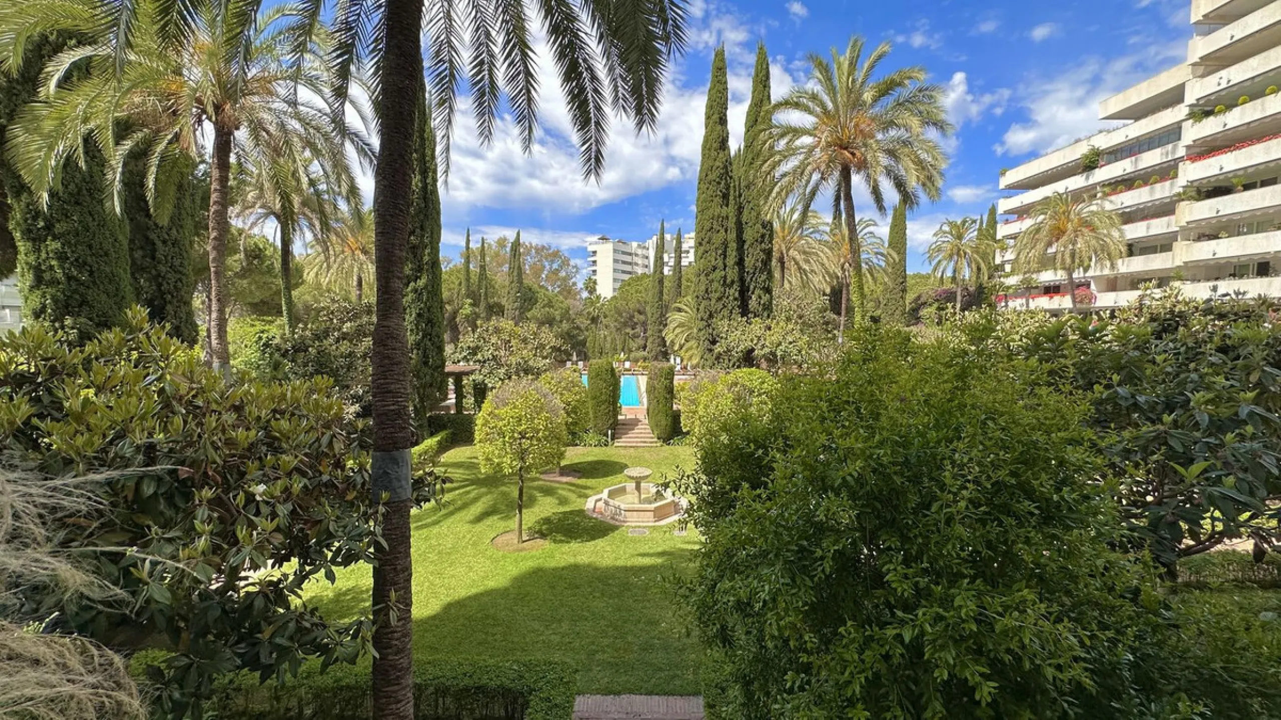 Apartment - Middle Floor Apartment в продаже в Marbella, Málaga. В доме 3 спален и 3 ванных комнат. Площадь дома 190 м²