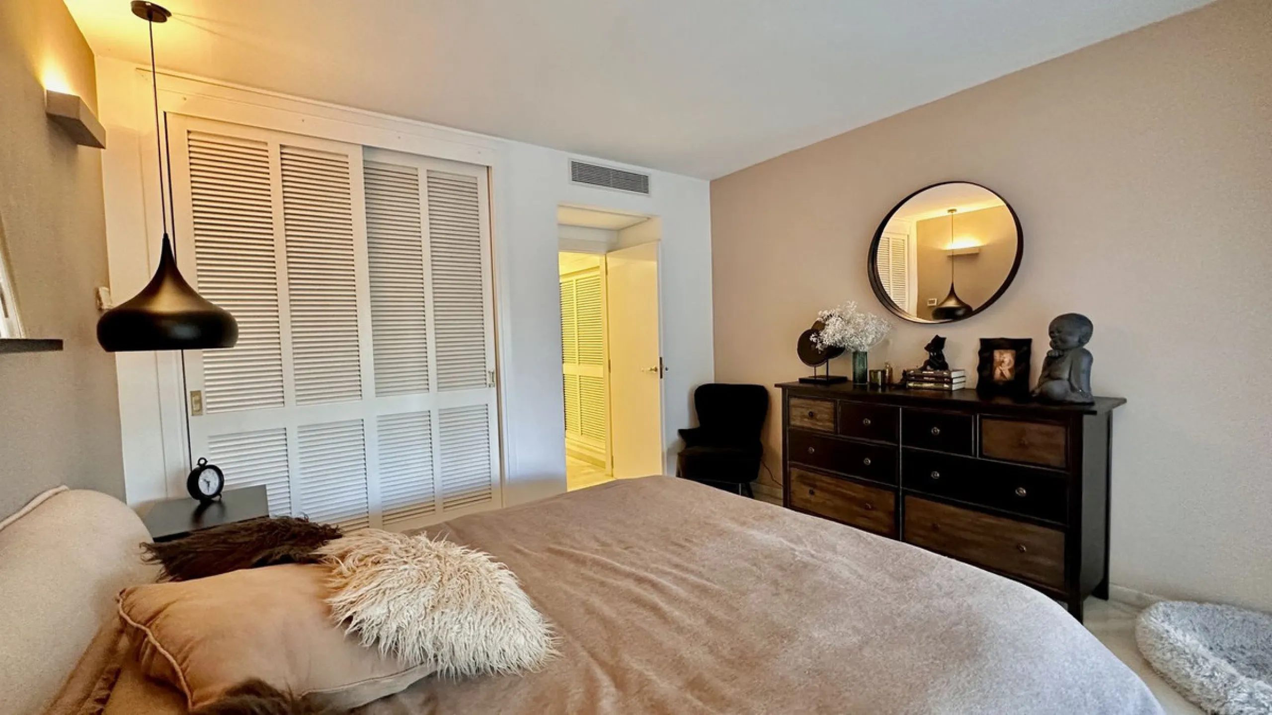 Apartment - Middle Floor Apartment в продаже в Marbella, Málaga. В доме 3 спален и 3 ванных комнат. Площадь дома 190 м²