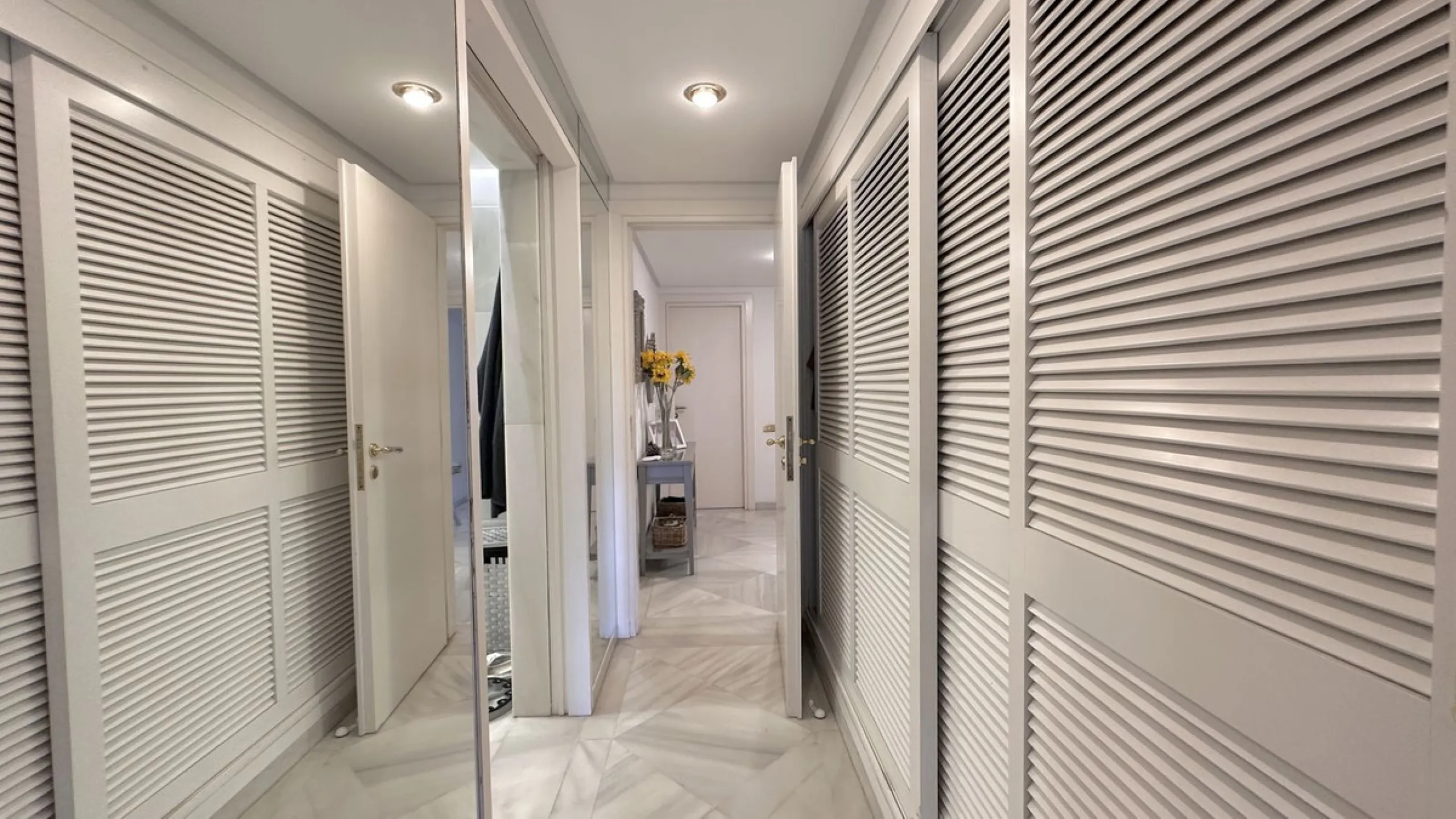 Apartment - Middle Floor Apartment в продаже в Marbella, Málaga. В доме 3 спален и 3 ванных комнат. Площадь дома 190 м²