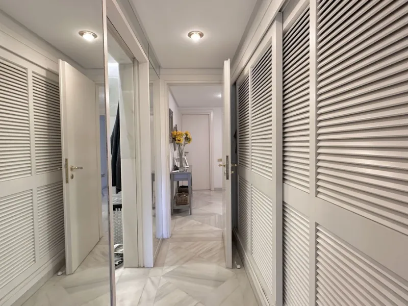 Apartment - Middle Floor Apartment в продаже в Marbella, Málaga. В доме 3 спален и 3 ванных комнат. Площадь дома 190 м²