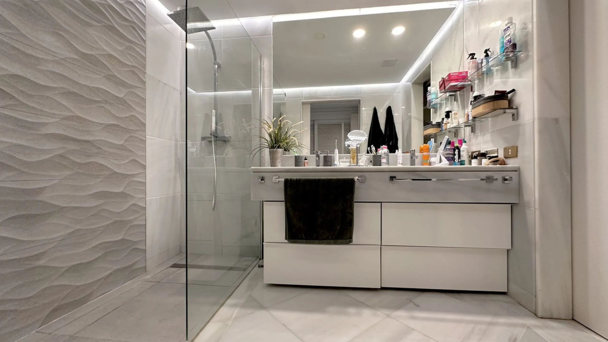 Apartment - Middle Floor Apartment в продаже в Marbella, Málaga. В доме 3 спален и 3 ванных комнат. Площадь дома 190 м²
