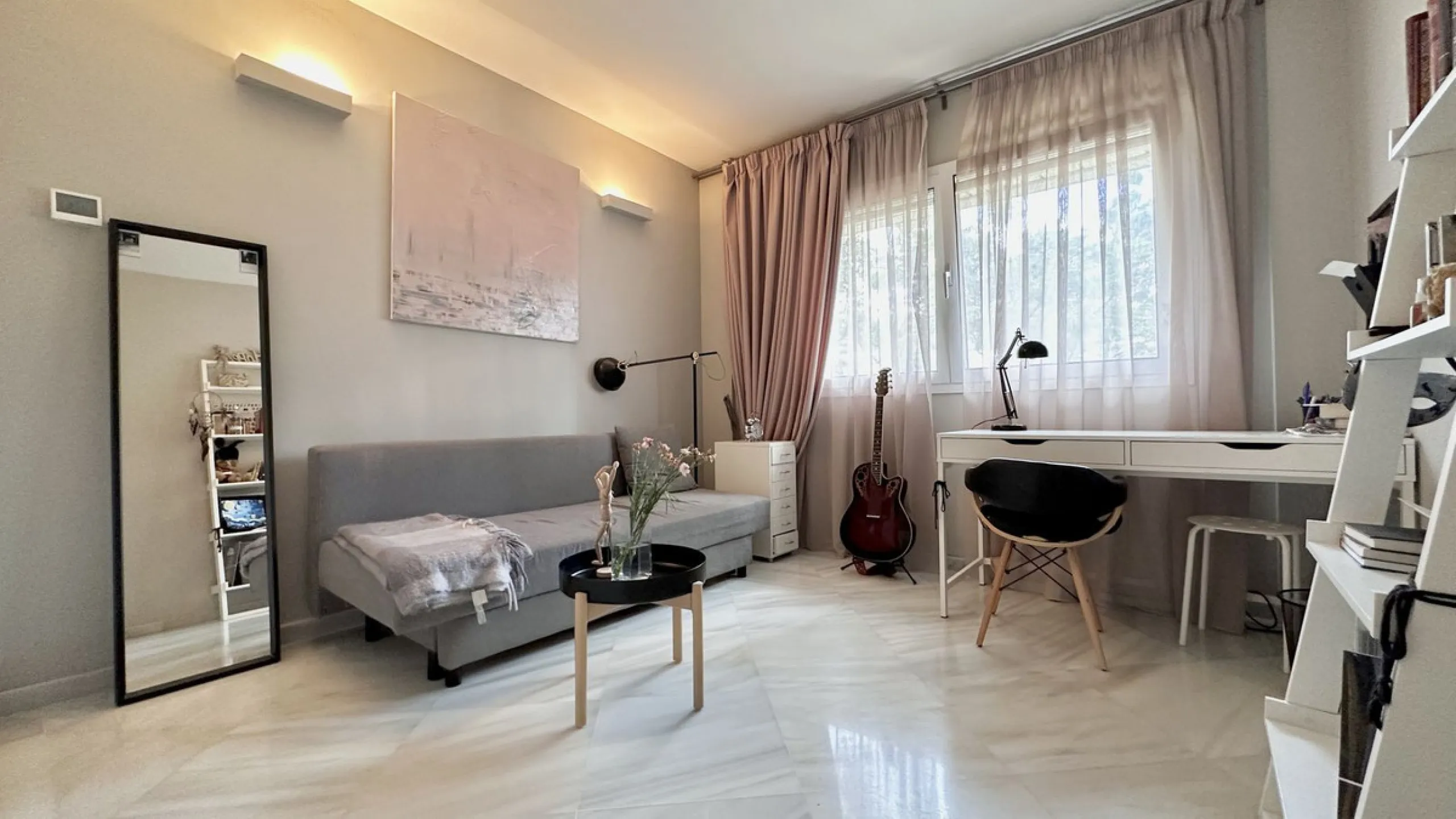 Apartment - Middle Floor Apartment в продаже в Marbella, Málaga. В доме 3 спален и 3 ванных комнат. Площадь дома 190 м²