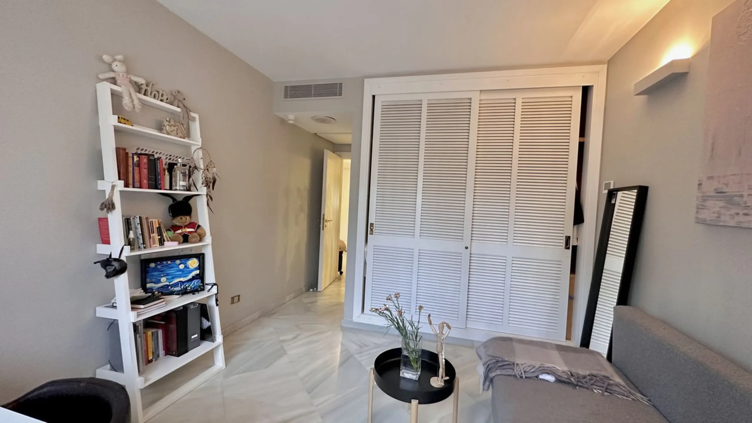 Apartment - Middle Floor Apartment в продаже в Marbella, Málaga. В доме 3 спален и 3 ванных комнат. Площадь дома 190 м²
