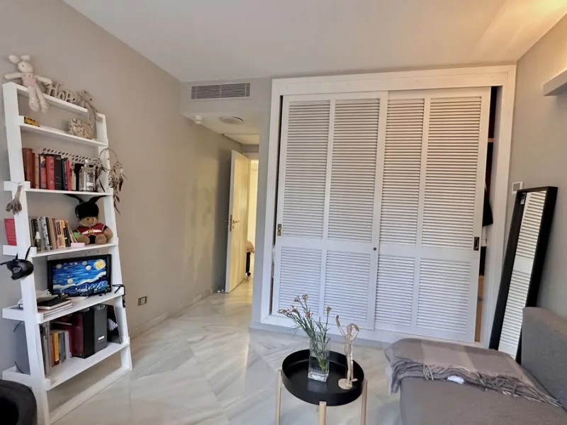 Apartment - Middle Floor Apartment в продаже в Marbella, Málaga. В доме 3 спален и 3 ванных комнат. Площадь дома 190 м²