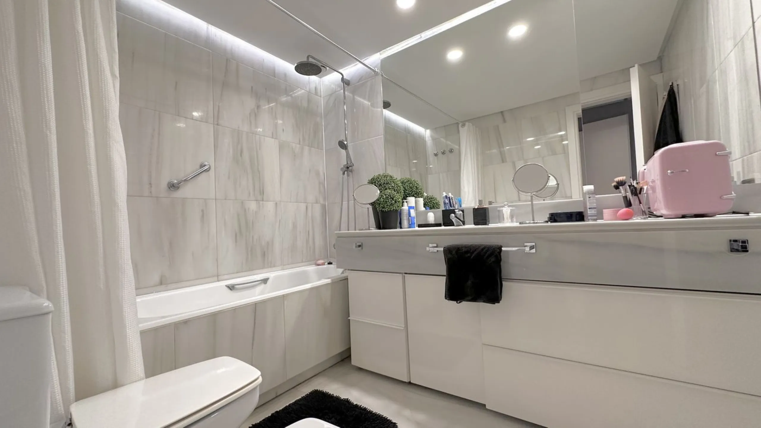 Apartment - Middle Floor Apartment в продаже в Marbella, Málaga. В доме 3 спален и 3 ванных комнат. Площадь дома 190 м²