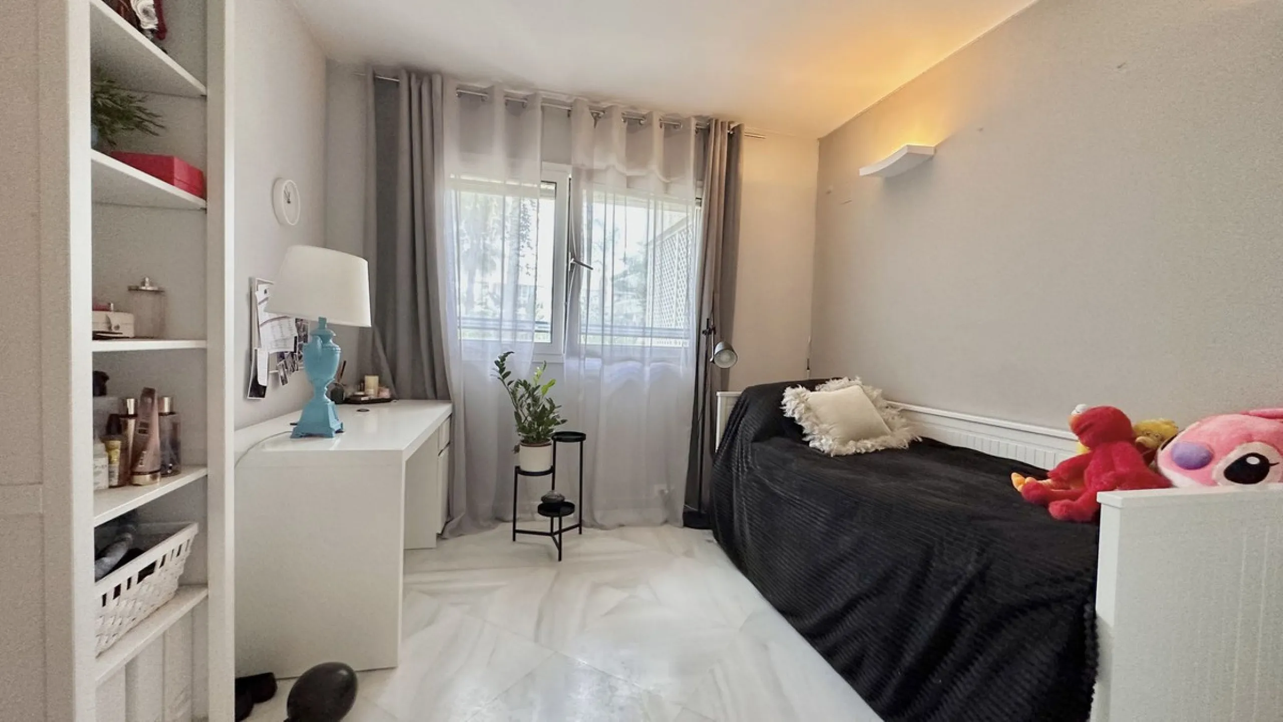 Apartment - Middle Floor Apartment в продаже в Marbella, Málaga. В доме 3 спален и 3 ванных комнат. Площадь дома 190 м²