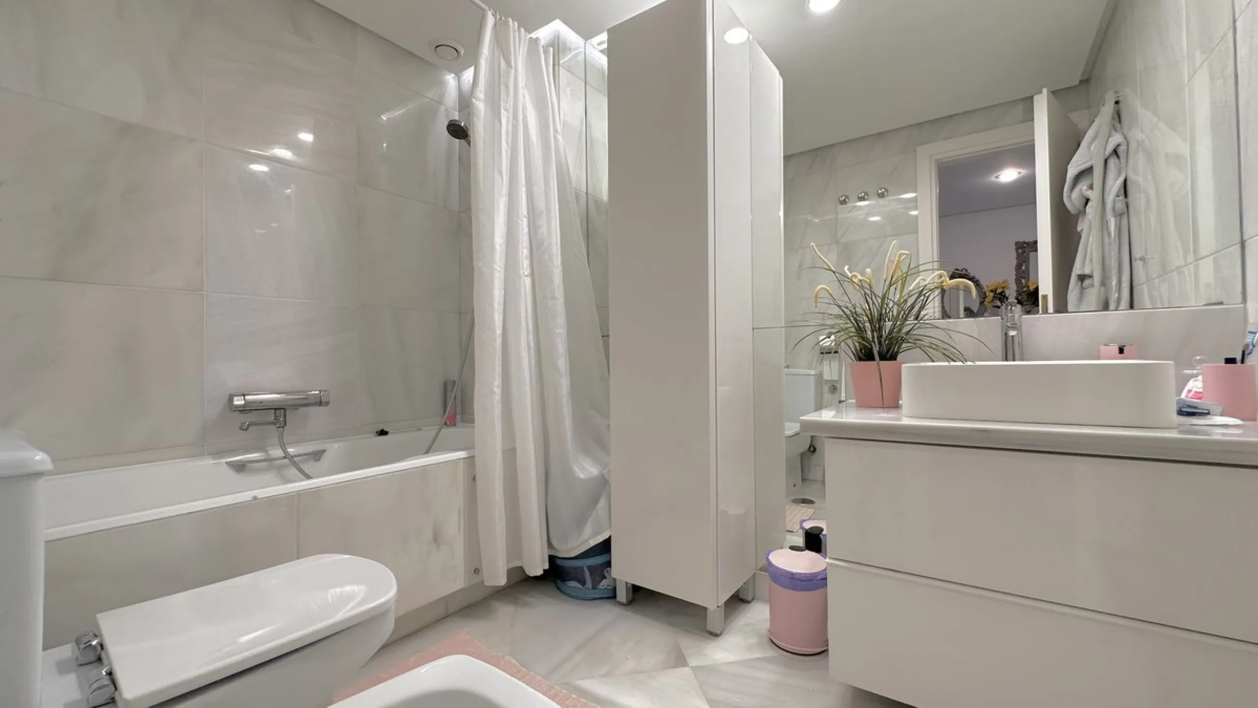 Apartment - Middle Floor Apartment в продаже в Marbella, Málaga. В доме 3 спален и 3 ванных комнат. Площадь дома 190 м²