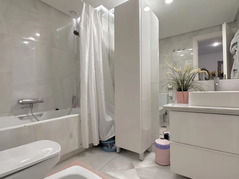 Apartment - Middle Floor Apartment в продаже в Marbella, Málaga. В доме 3 спален и 3 ванных комнат. Площадь дома 190 м²