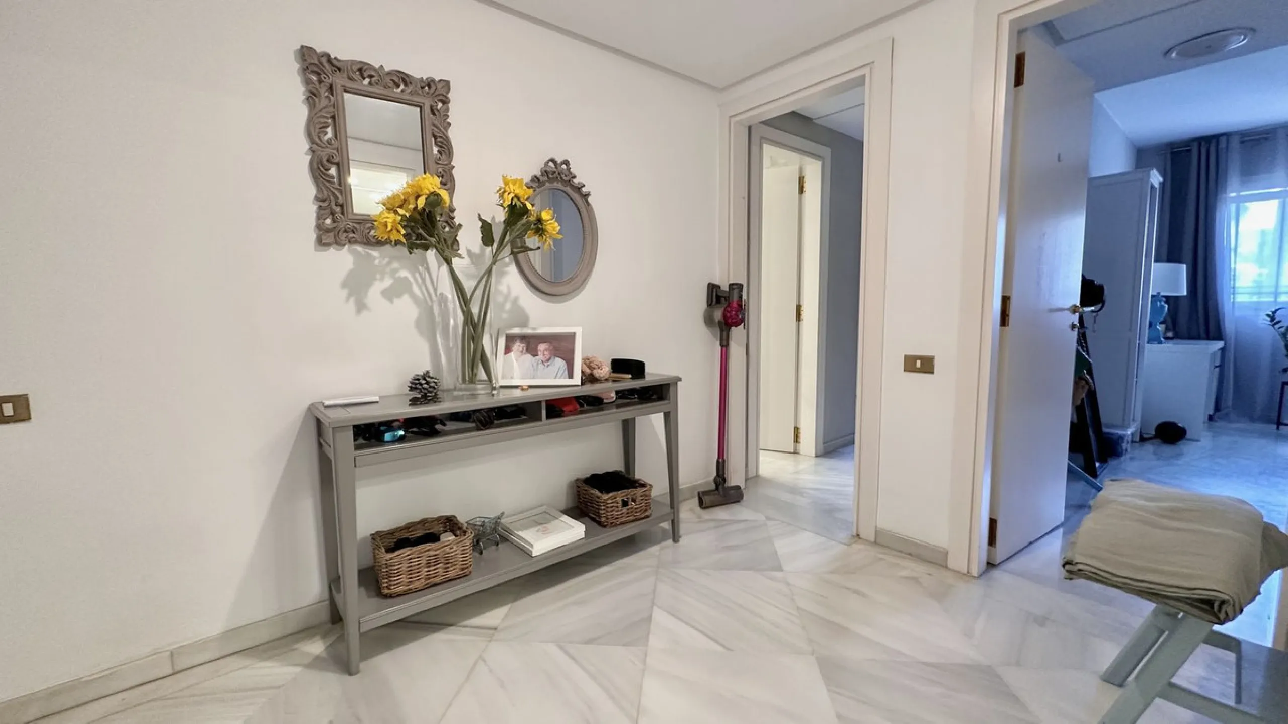 Apartment - Middle Floor Apartment в продаже в Marbella, Málaga. В доме 3 спален и 3 ванных комнат. Площадь дома 190 м²