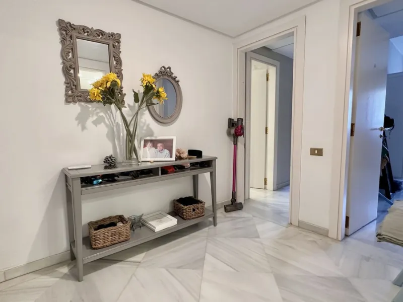 Apartment - Middle Floor Apartment в продаже в Marbella, Málaga. В доме 3 спален и 3 ванных комнат. Площадь дома 190 м²