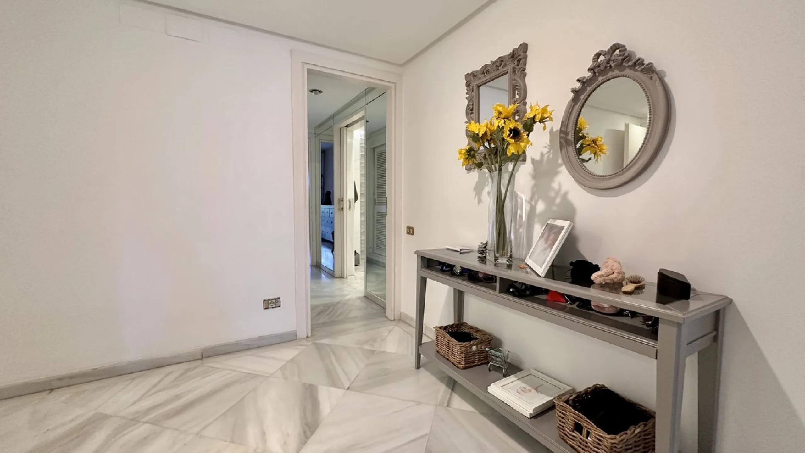 Apartment - Middle Floor Apartment в продаже в Marbella, Málaga. В доме 3 спален и 3 ванных комнат. Площадь дома 190 м²