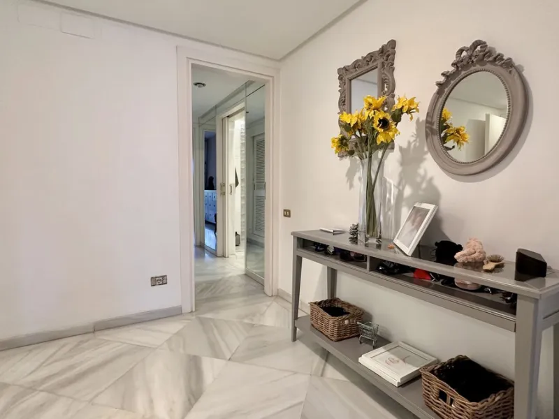 Apartment - Middle Floor Apartment в продаже в Marbella, Málaga. В доме 3 спален и 3 ванных комнат. Площадь дома 190 м²