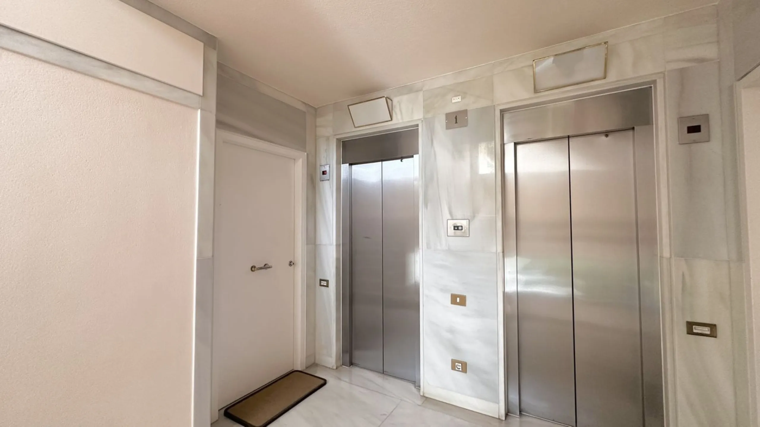 Apartment - Middle Floor Apartment в продаже в Marbella, Málaga. В доме 3 спален и 3 ванных комнат. Площадь дома 190 м²