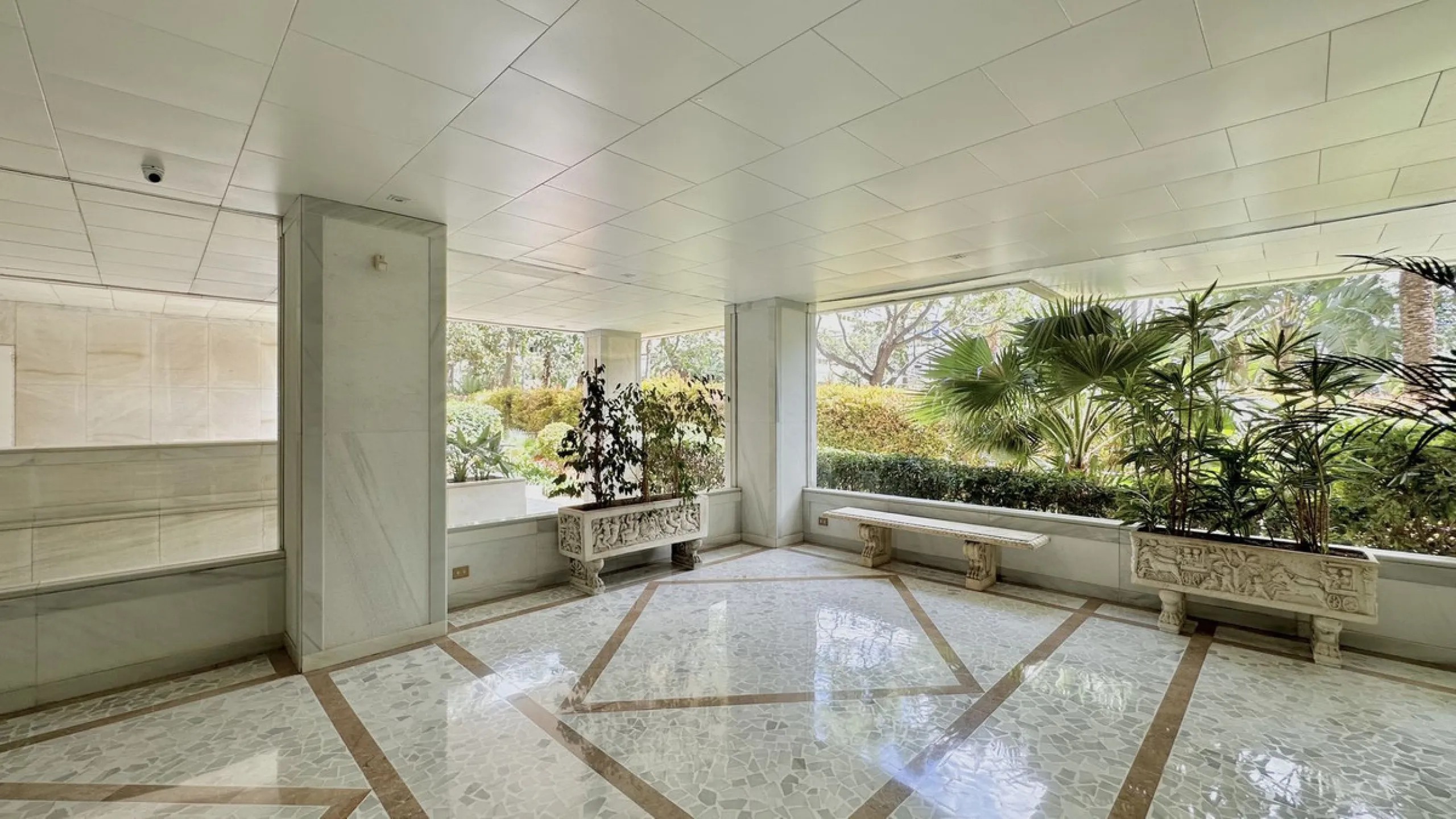 Apartment - Middle Floor Apartment в продаже в Marbella, Málaga. В доме 3 спален и 3 ванных комнат. Площадь дома 190 м²