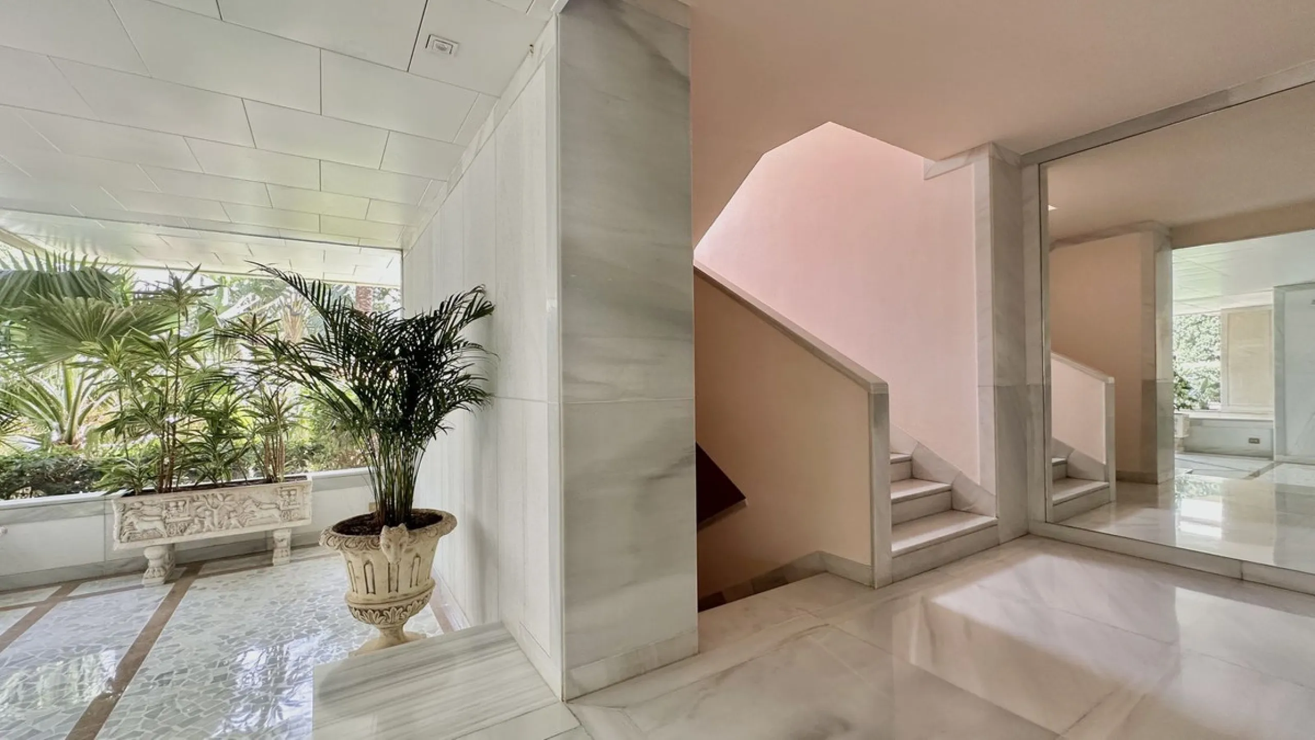 Apartment - Middle Floor Apartment в продаже в Marbella, Málaga. В доме 3 спален и 3 ванных комнат. Площадь дома 190 м²