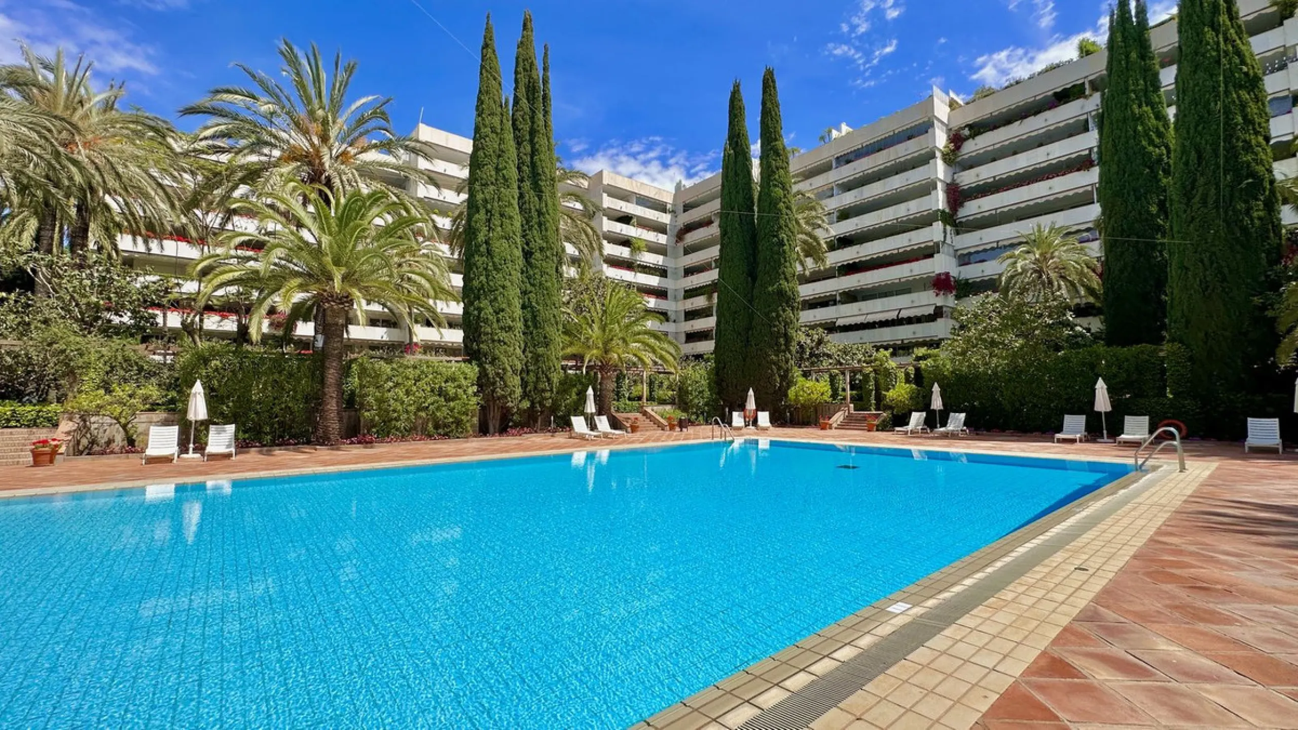 Apartment - Middle Floor Apartment в продаже в Marbella, Málaga. В доме 3 спален и 3 ванных комнат. Площадь дома 190 м²