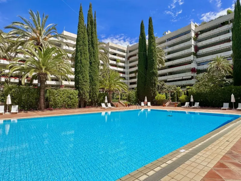 Apartment - Middle Floor Apartment в продаже в Marbella, Málaga. В доме 3 спален и 3 ванных комнат. Площадь дома 190 м²