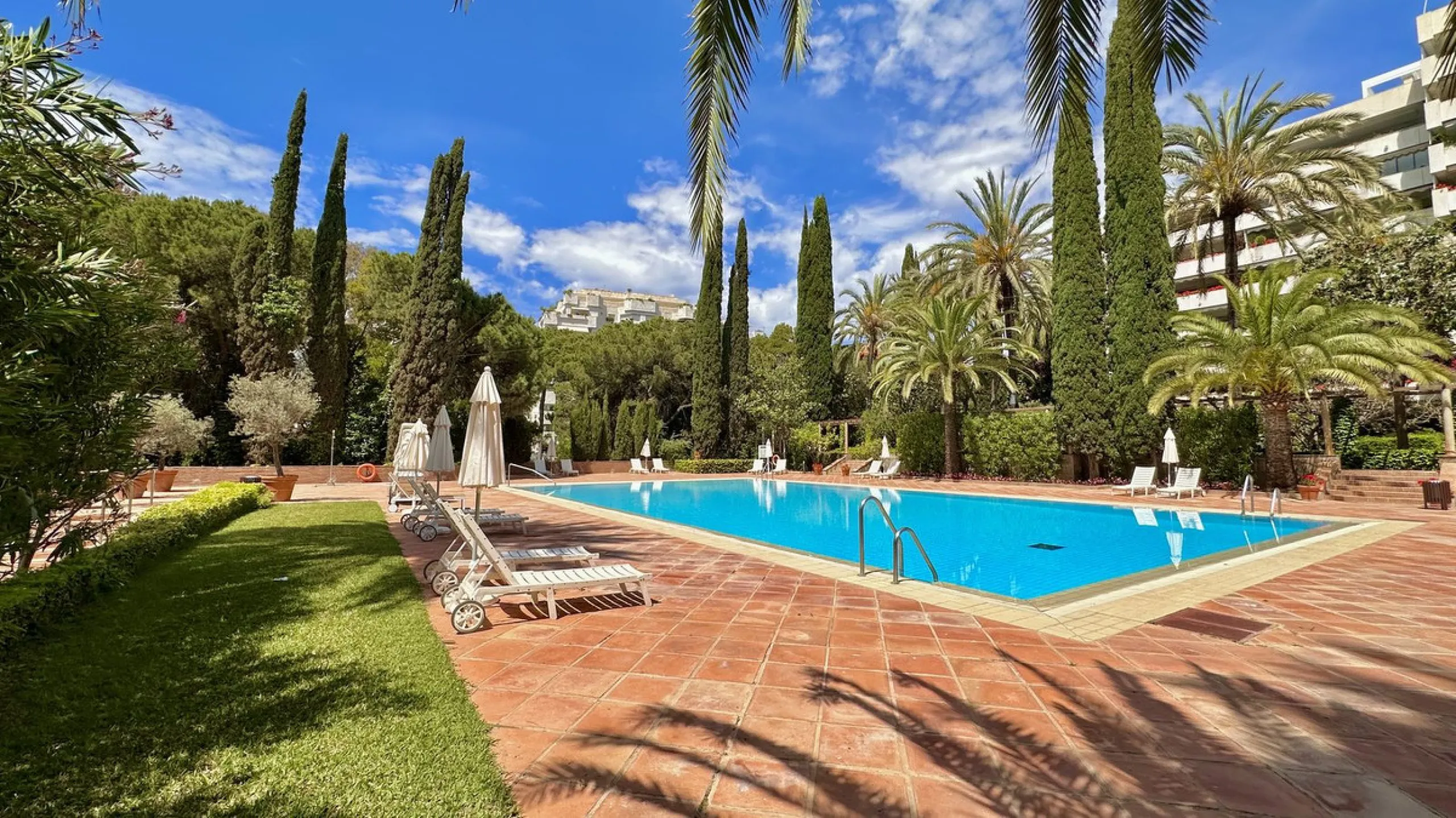 Apartment - Middle Floor Apartment в продаже в Marbella, Málaga. В доме 3 спален и 3 ванных комнат. Площадь дома 190 м²