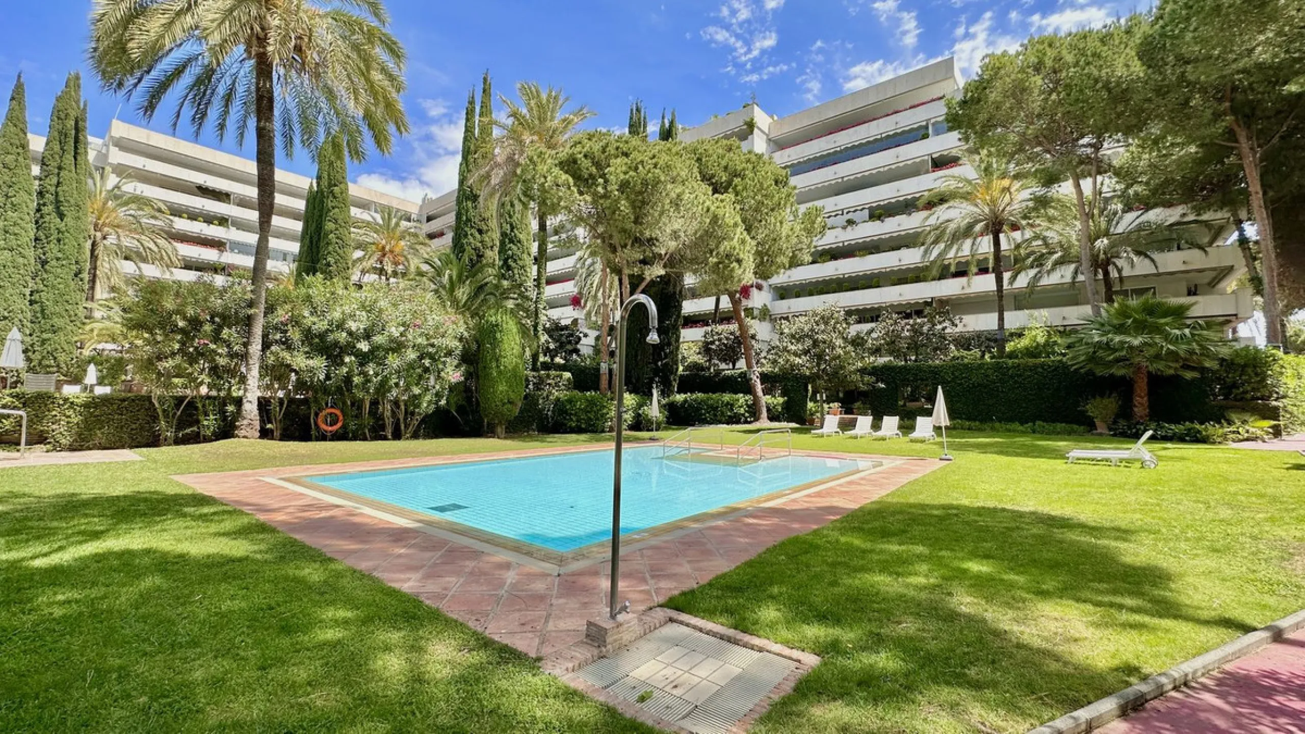 Apartment - Middle Floor Apartment в продаже в Marbella, Málaga. В доме 3 спален и 3 ванных комнат. Площадь дома 190 м²