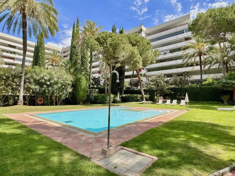 Apartment - Middle Floor Apartment в продаже в Marbella, Málaga. В доме 3 спален и 3 ванных комнат. Площадь дома 190 м²