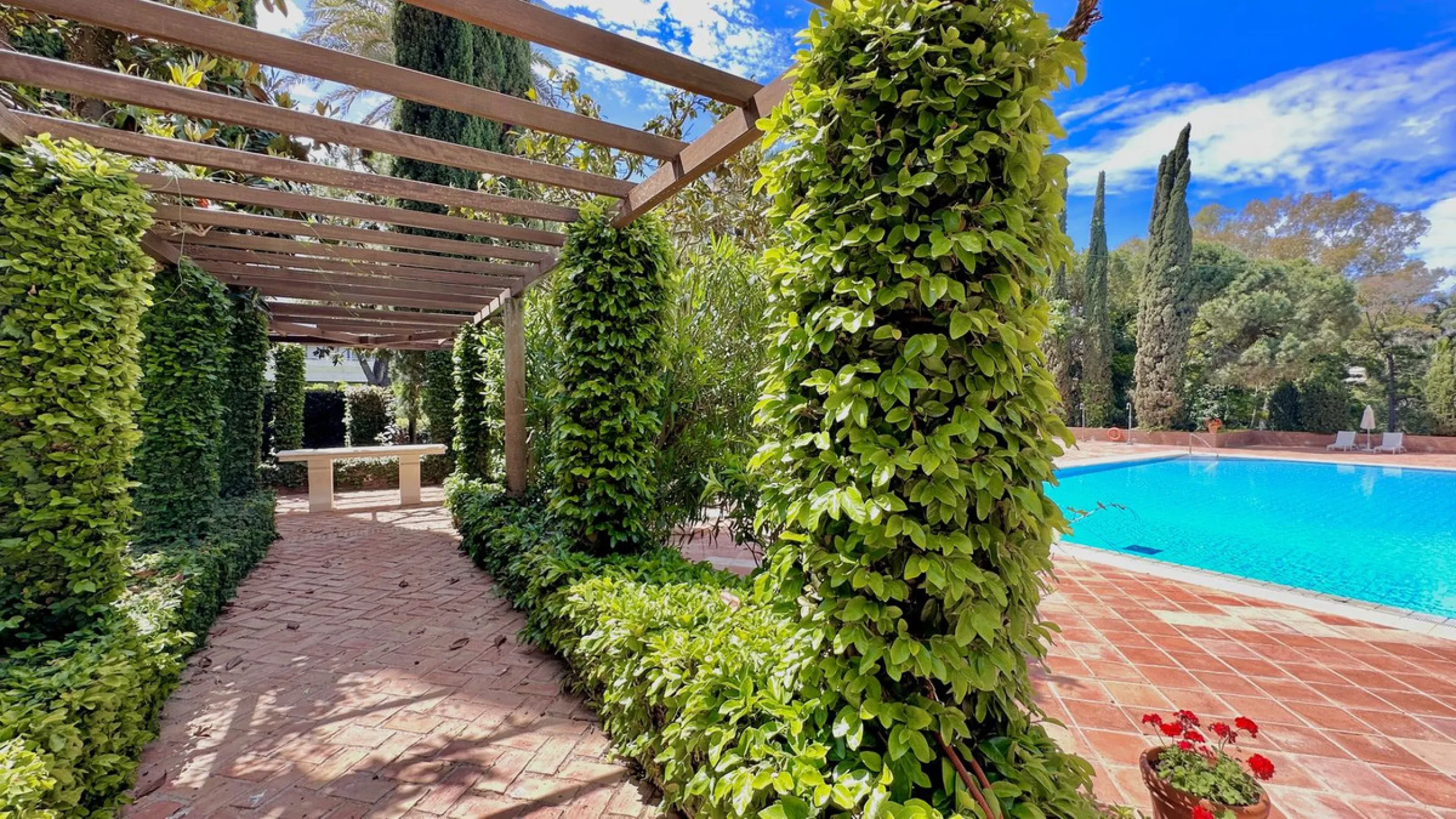 Apartment - Middle Floor Apartment в продаже в Marbella, Málaga. В доме 3 спален и 3 ванных комнат. Площадь дома 190 м²