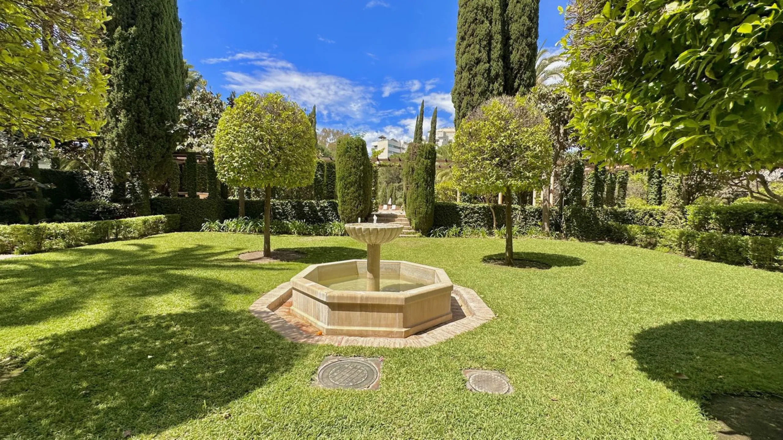 Apartment - Middle Floor Apartment в продаже в Marbella, Málaga. В доме 3 спален и 3 ванных комнат. Площадь дома 190 м²