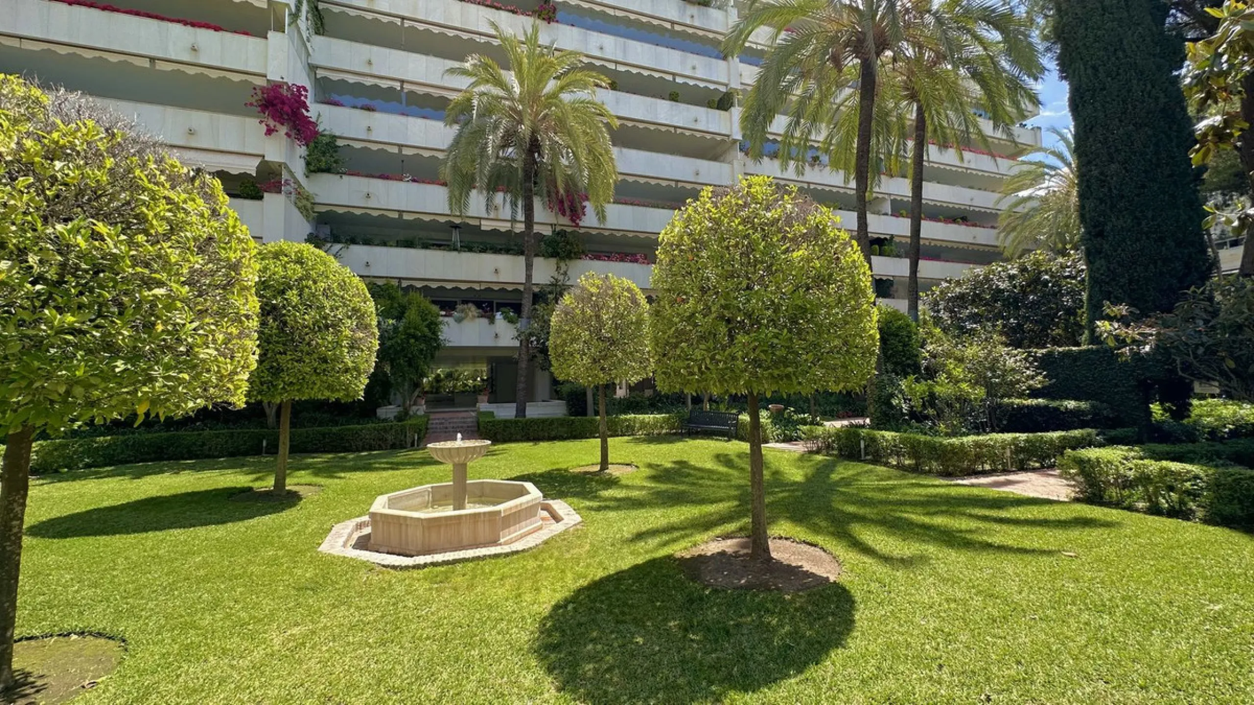 Apartment - Middle Floor Apartment в продаже в Marbella, Málaga. В доме 3 спален и 3 ванных комнат. Площадь дома 190 м²