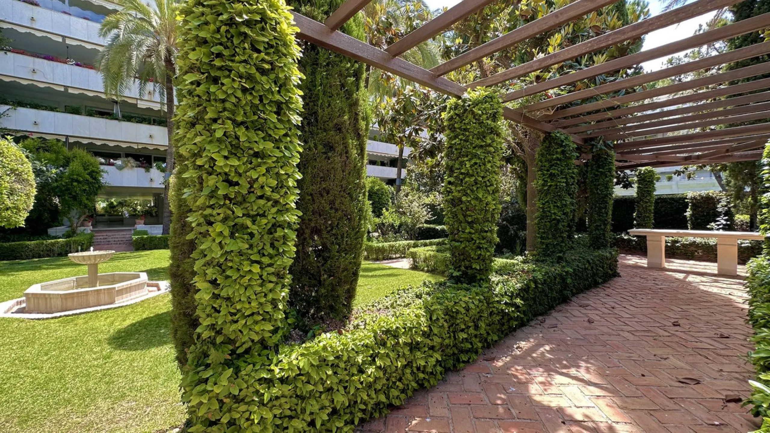 Apartment - Middle Floor Apartment в продаже в Marbella, Málaga. В доме 3 спален и 3 ванных комнат. Площадь дома 190 м²