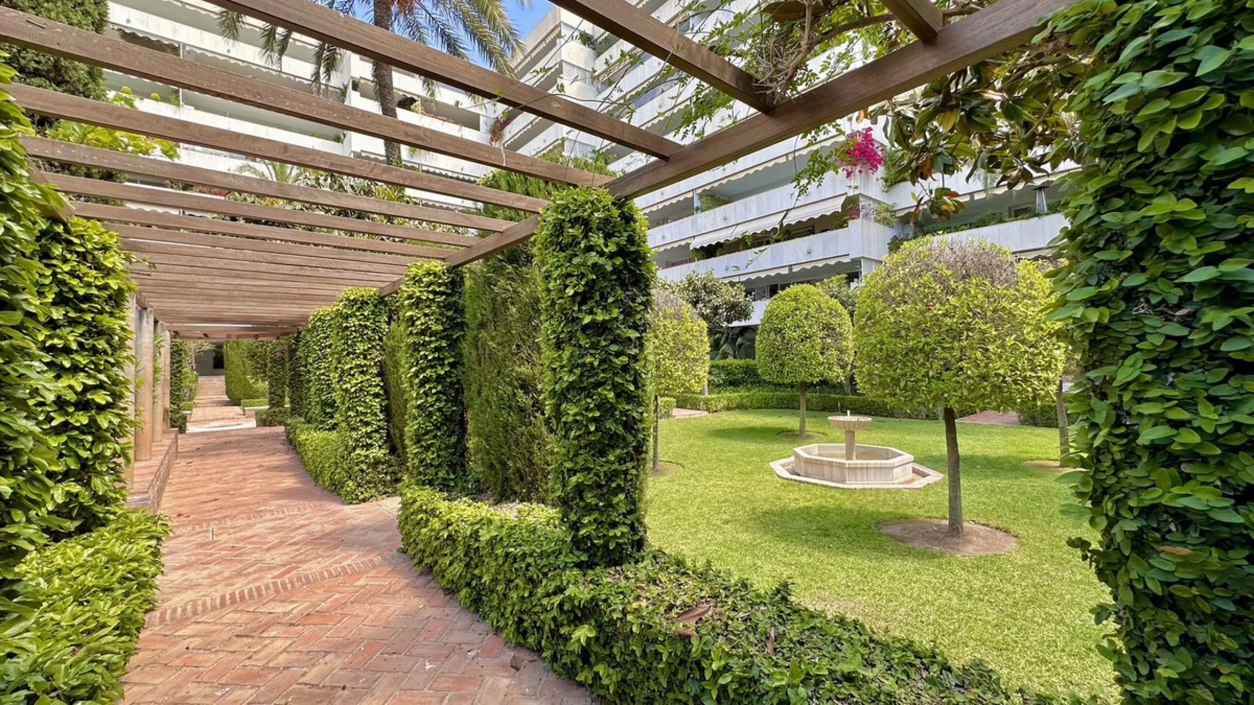 Apartment - Middle Floor Apartment в продаже в Marbella, Málaga. В доме 3 спален и 3 ванных комнат. Площадь дома 190 м²
