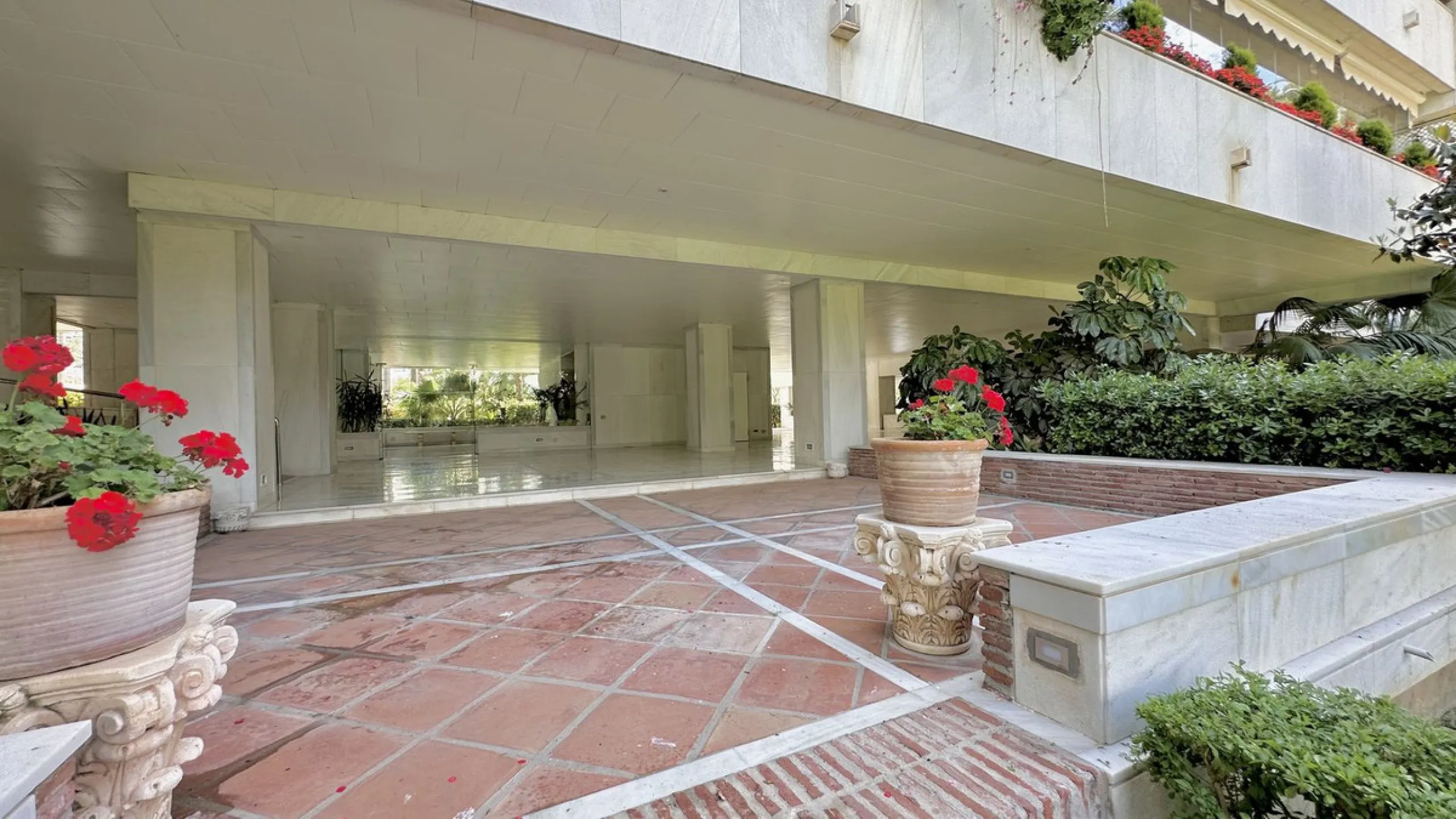 Apartment - Middle Floor Apartment в продаже в Marbella, Málaga. В доме 3 спален и 3 ванных комнат. Площадь дома 190 м²
