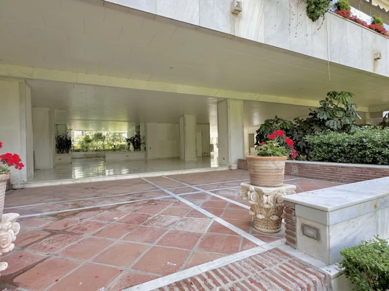 Apartment - Middle Floor Apartment в продаже в Marbella, Málaga. В доме 3 спален и 3 ванных комнат. Площадь дома 190 м²