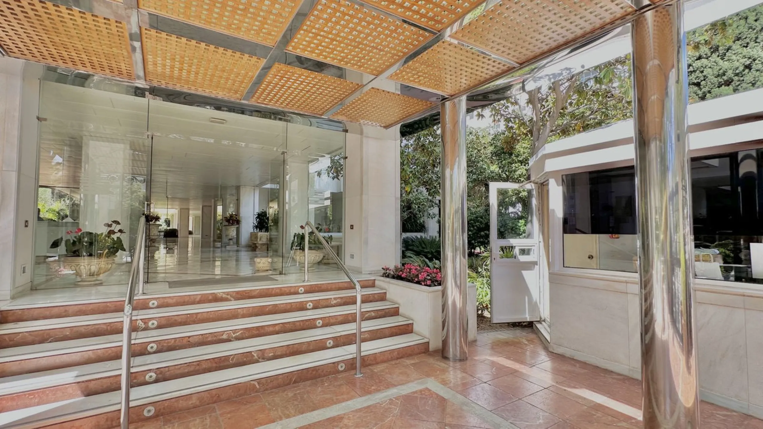 Apartment - Middle Floor Apartment в продаже в Marbella, Málaga. В доме 3 спален и 3 ванных комнат. Площадь дома 190 м²