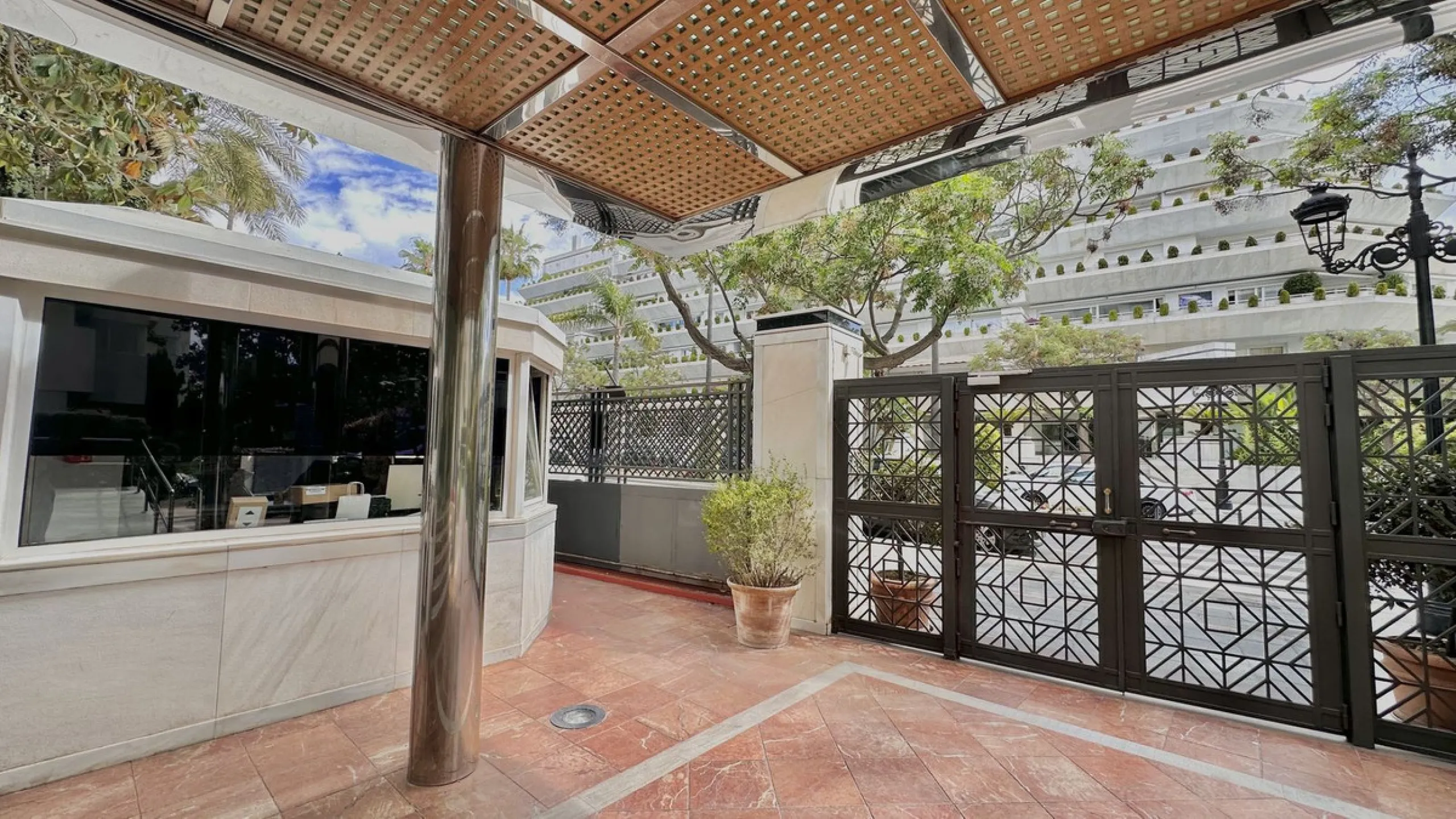 Apartment - Middle Floor Apartment в продаже в Marbella, Málaga. В доме 3 спален и 3 ванных комнат. Площадь дома 190 м²