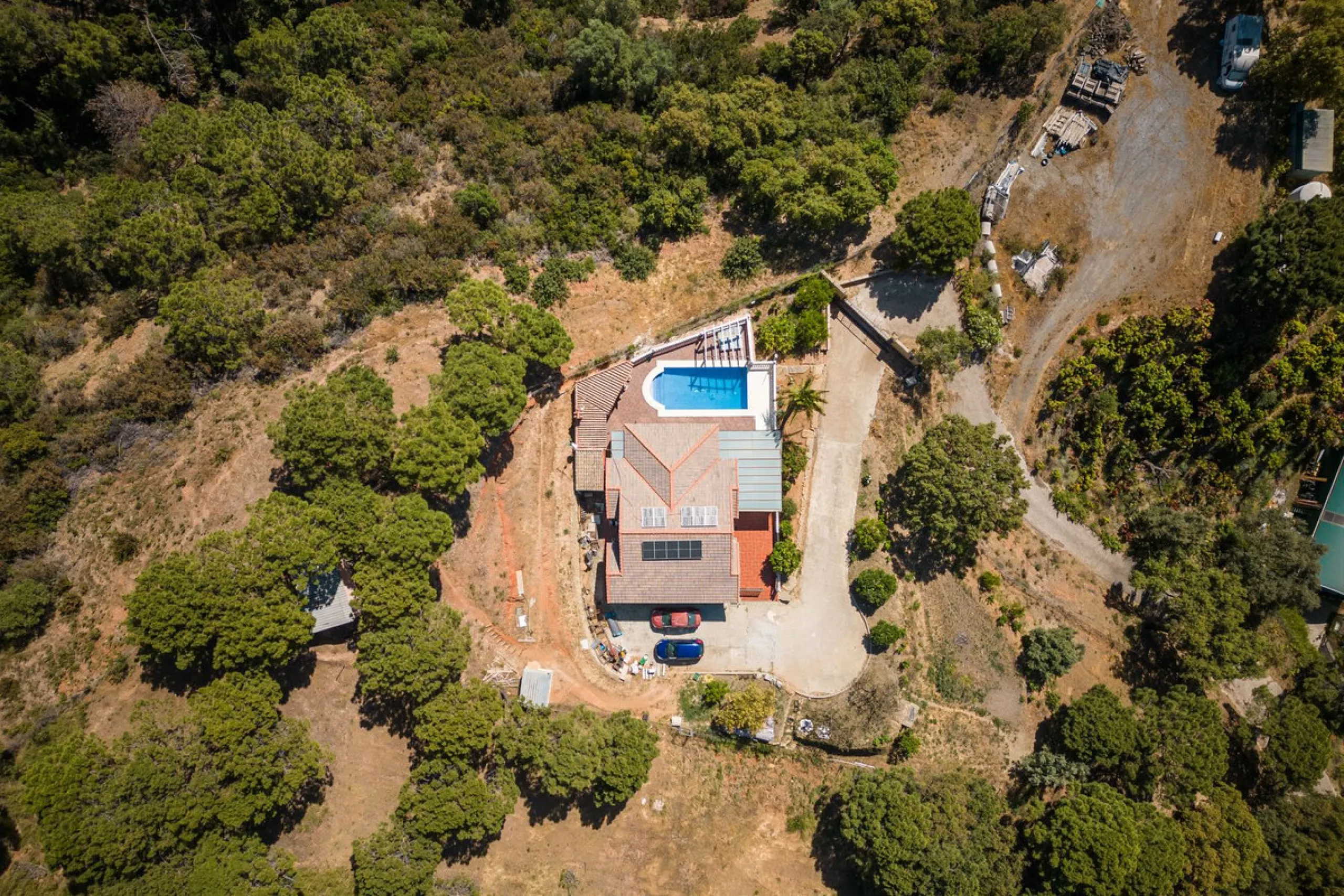 Spectacular Finca in Estepona. With 4 bedrooms and 3 bathrooms. With incredible panoramic views, observing the entire city and the beach in the background. The house is a wooden house. It is very comfortable since all the rooms are on the same floor. It h